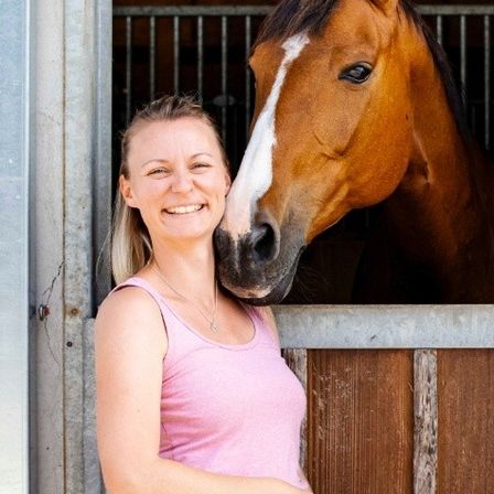 Bild enthält, Face, Head, Person, Photography, Portrait, Adult, Female, Woman, Necklace, Colt Horse