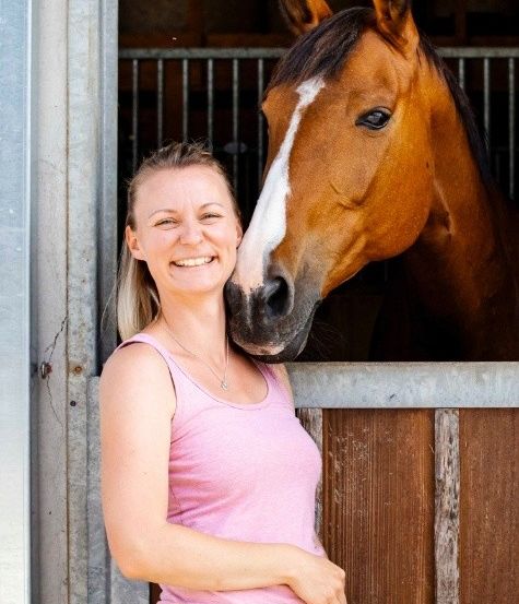 Bild enthält, Face, Head, Person, Photography, Portrait, Adult, Female, Woman, Necklace, Colt Horse