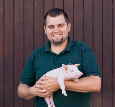 Bild enthält, Animal, Mammal, Pig, Face, Head, Person