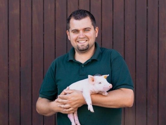 Bild enthält, Animal, Mammal, Pig, Face, Head, Person