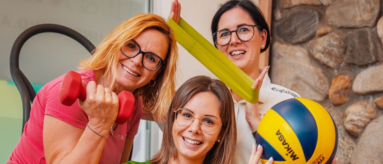 Bild enthält, Face, Head, Person, Smile, Volleyball (Ball), People, Jeans, Adult, Female, Woman