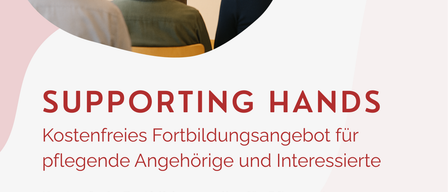 Eine Frau in einem gelben Pullover hält eine Präsentation für eine Gruppe von Menschen, die vor ihr sitzen. Der Text lautet 'Supporting Hands' und 'Kostenfreies Schulungsangebot für Pflegende und Interessierte.' Die Veranstaltung beginnt um 17 Uhr.