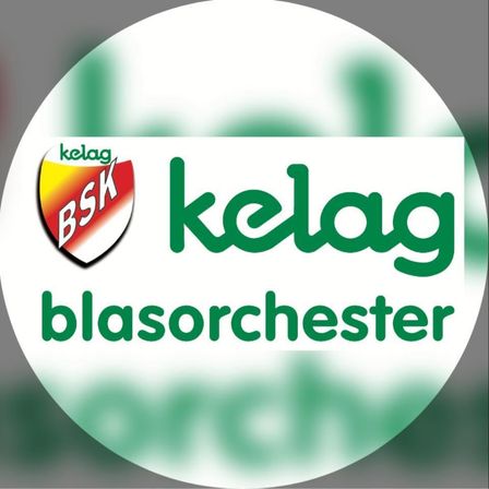 Das Bild zeigt ein Logo für Blasorchester, mit 'Kelag' in Grün auf weißem Hintergrund und einem roten und gelben Schild mit 'BSK'.