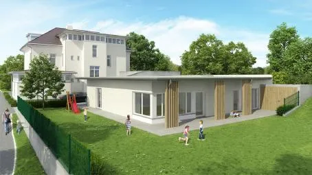 Eine künstlerische Darstellung eines modernen Hauses mit Kindern, die im Hof spielen. Ein Zaun umschließt den Hof, und ein Baum steht in der Mitte. Das Haus hat große Fenster.