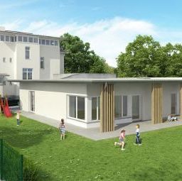 Eine Künstlerdarstellung eines Hauses mit Garten, spielenden Kindern, einer Rutsche und einem Schaukelset.