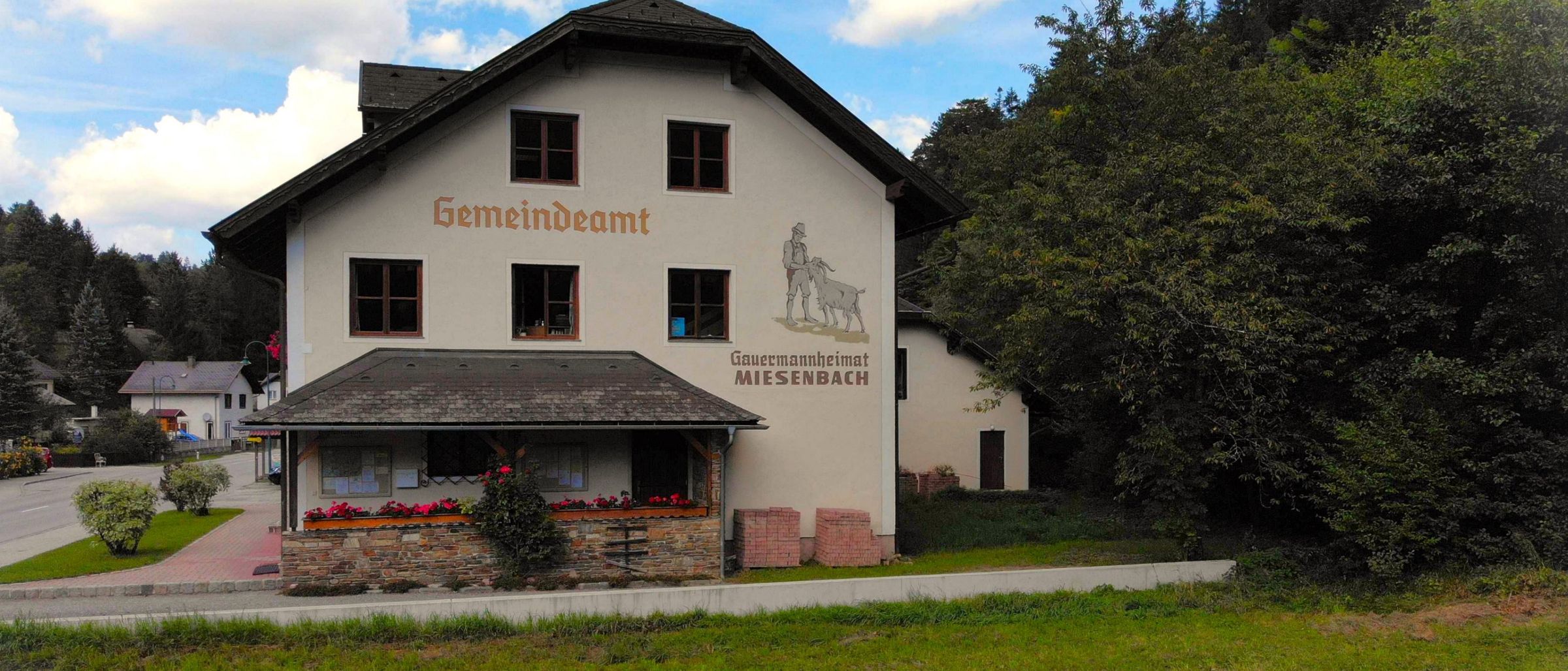 Bild enthält, Grass, Building, Monastery, Outdoors, Shelter, Lawn, Tree, Fir, Nature, Hotel