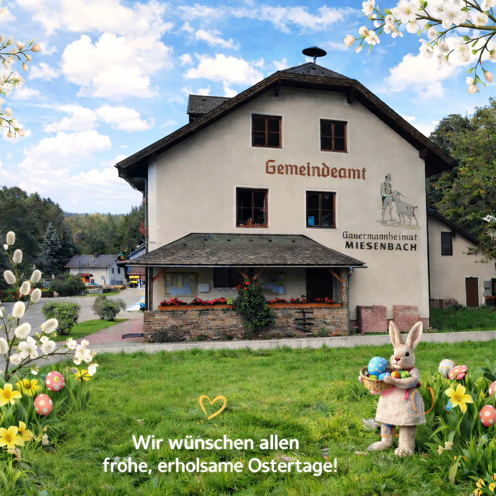 Ein Hase mit Ostereiern steht vor einem Haus mit dem Schild 'Gemeindeamt Miesenbäch'. Bunte Blumen umgeben das Bild.