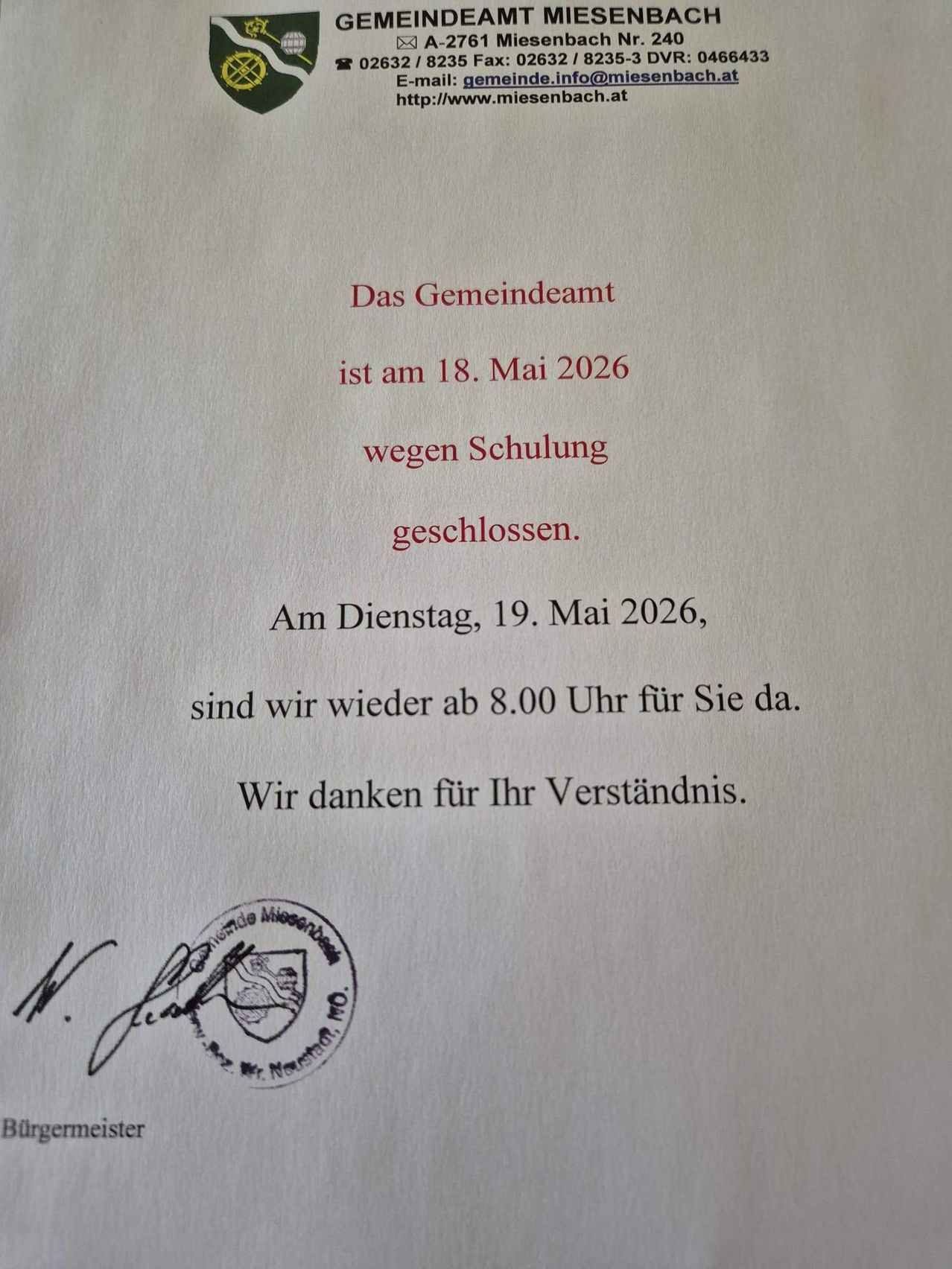 Das Gemeindeamt ist am 18. Mai 2026 wegen Schulung geschlossen. Am Dienstag, 19. Mai 2026, sind wir wieder ab 8.00 Uhr für Sie da. Wir danken für Ihr Verständnis. Unterschrift und Stempel.
