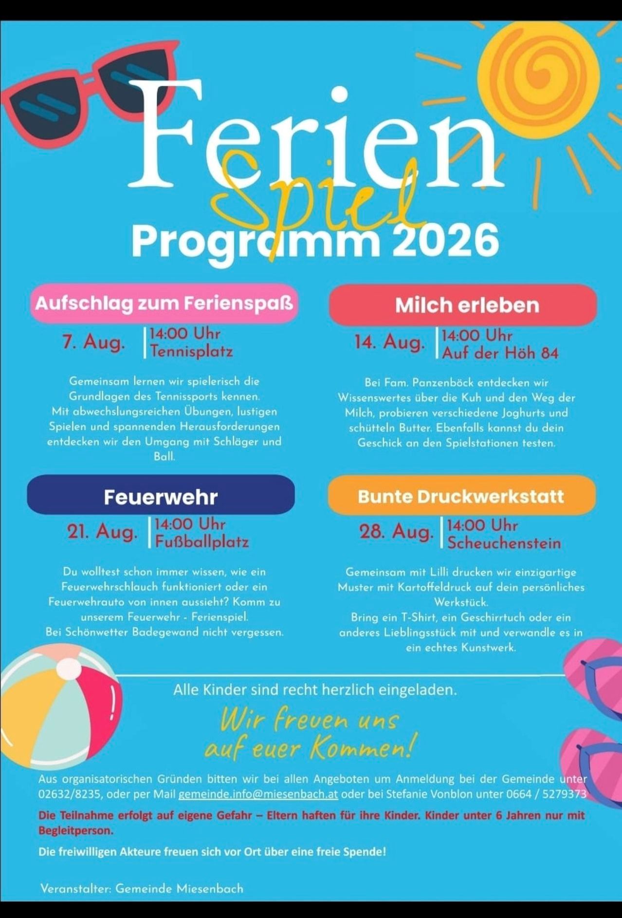 Ein Veranstaltungsposter für das Sommerprogramm 2026 mit Aktivitäten wie Tennis, Milcherlebnis, Feuerwehr und Druckwerkstatt. Jede Aktivität hat ein bestimmtes Datum und einen Ort. Das Poster hat einen blauen Hintergrund mit Text und Bildern.