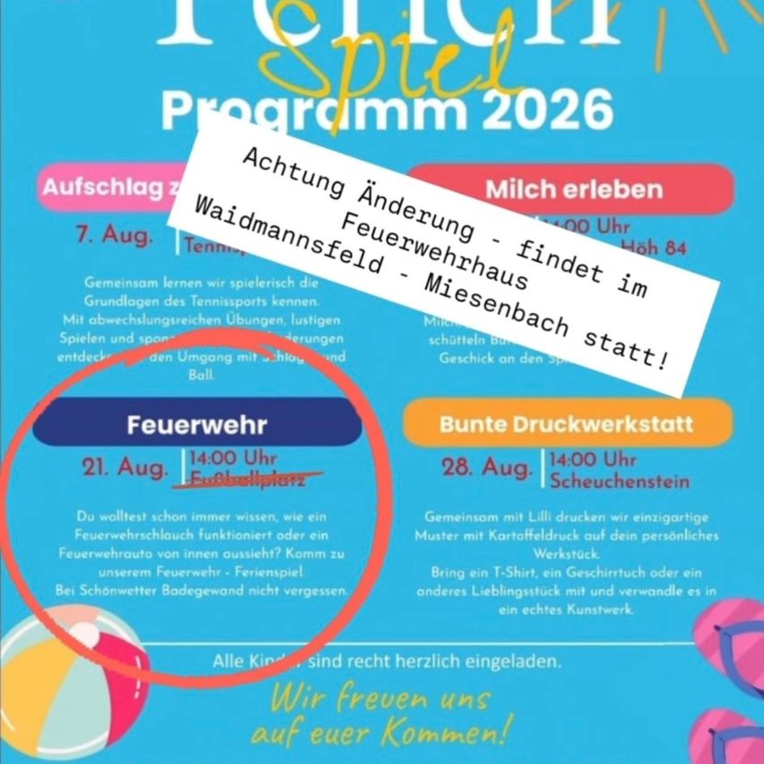 Ein blaues Plakat bewirbt das Veranstaltungsprogramm 2026 mit einem roten Kreis, der die 'Feuerwehr'-Veranstaltung am 21. August hervorhebt. Das Plakat enthält einen Zeitplan, Aktivitäten und einen Hinweis auf einen Veranstaltungsortwechsel.