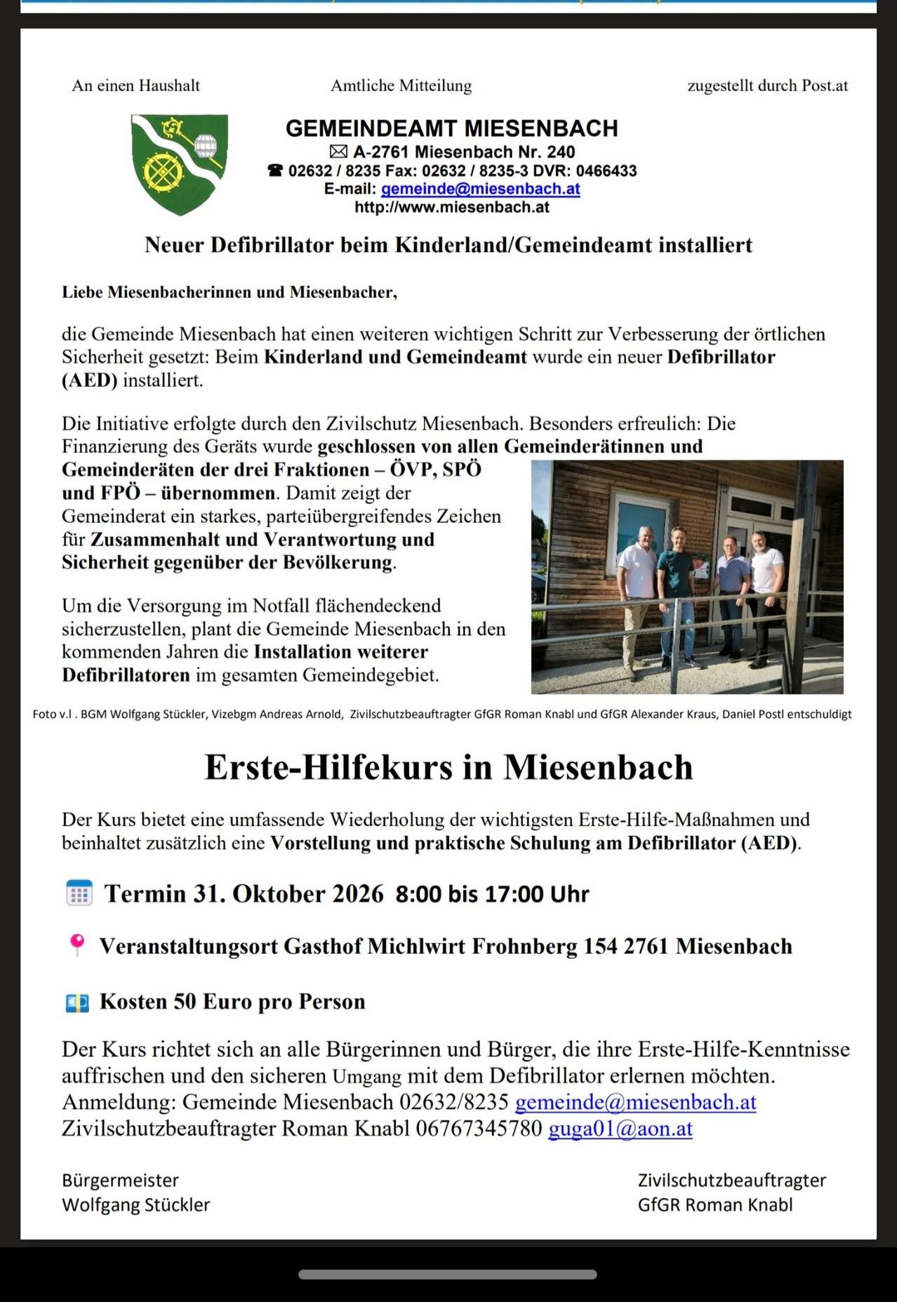 Ein Flyer kündigt die Installation eines neuen Defibrillators bei Kinderland und Gemeindeamt in Miesenbach an. Der Flyer betont das Engagement der Gemeinde für öffentliche Sicherheit und die Installation zusätzlicher Defibrillatoren in den kommenden Jahren. Er enthält auch Details zu einem Erste-Hilfe-Kurs am 31. Oktober 2026.