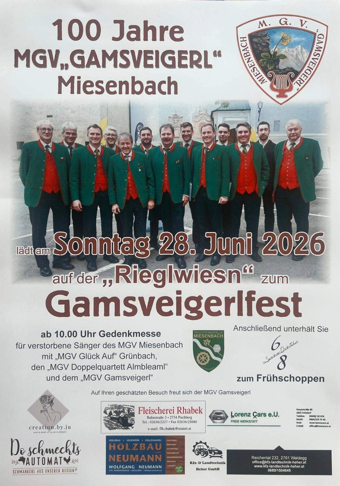 Plakat für das Gamsveigerfest in Miesenback, mit einer Gruppe von Männern in grüner und roter Kleidung, mit einem Datum vom Sonntag, 28. Juni 2026, auf einer Wiese.