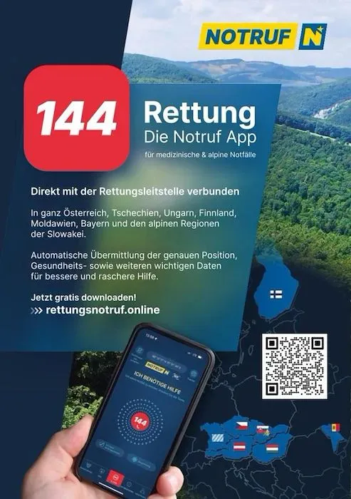 Ein Poster, das die Notruf-App bewirbt, zeigt eine Hand, die ein Smartphone mit der geöffneten App hält, einen QR-Code und eine Karte von Europa.