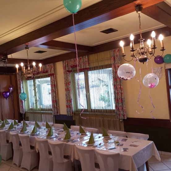 Bild enthält, Dining Table, Table, Indoors, Reception Room, Building, Dining Room, Chandelier, Floor, Flooring, Interior Design