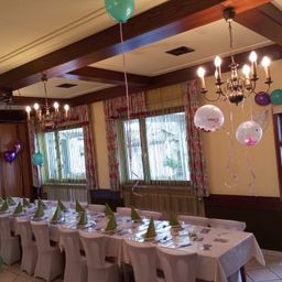 Bild enthält, Dining Table, Table, Indoors, Reception Room, Building, Dining Room, Chandelier, Floor, Flooring, Interior Design