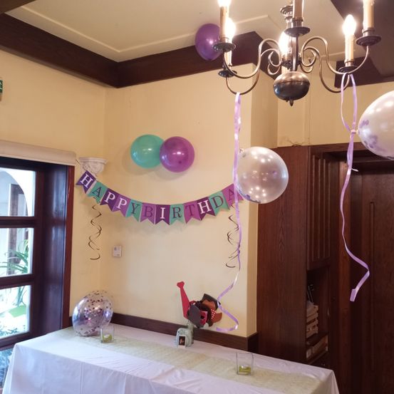 Bild enthält, Indoors, Interior Design, Balloon, People, Person, Wood, Chandelier, Lamp, Dining Table, Candle