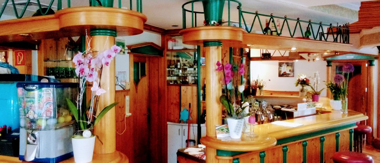 Bild enthält, Indoors, Interior Design, Pub, Wood, Building, Furniture, Restaurant, Table, Flower Arrangement, Bar Stool