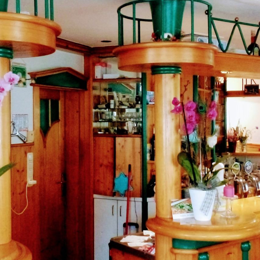 Bild enthält, Indoors, Interior Design, Pub, Wood, Building, Furniture, Restaurant, Table, Flower Arrangement, Bar Stool