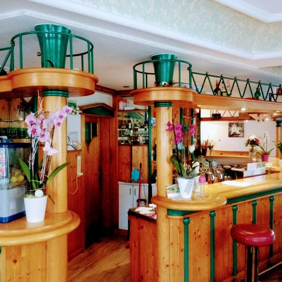 Bild enthält, Indoors, Interior Design, Pub, Building, Wood, Furniture, Flower Arrangement, Plant, Restaurant, Table