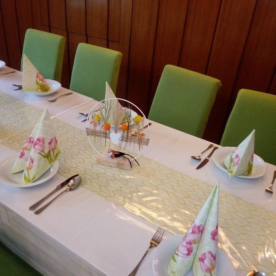 Bild enthält, Dining Table, Furniture, Table, Hat, Dining Room, Indoors, Tabletop, Cutlery, Chair, Fork