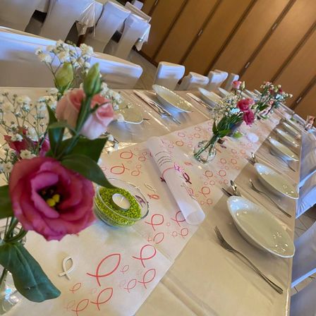 Bild enthält, Indoors, Tabletop, Hall, Flower, Rose, Fun, Banquet, Fork, Tape, Flower Arrangement