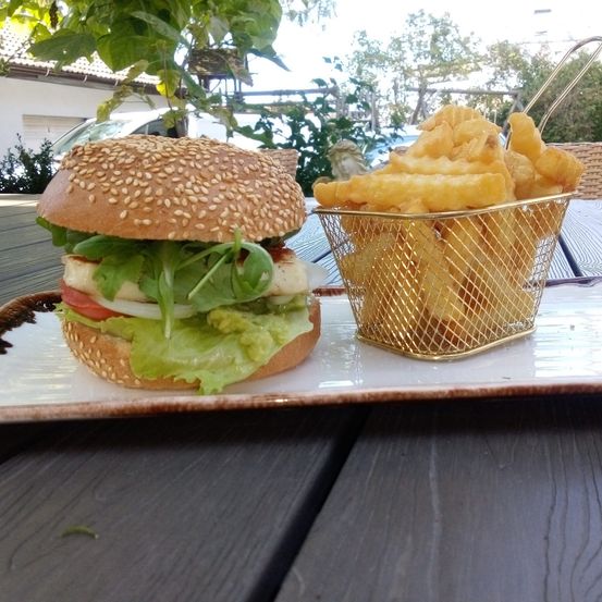 Bild enthält, Burger, Food, Lunch, Meal, Food Presentation, Person