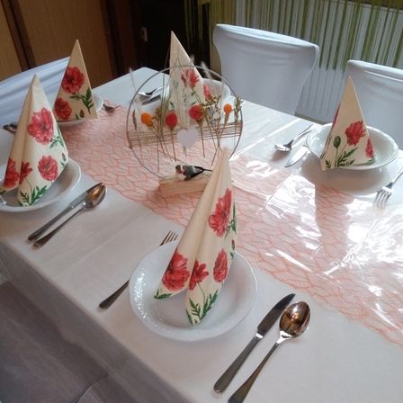 Bild enthält, Cutlery, Hat, Furniture, Table, Tabletop, Spoon, Dining Table, Chair, Fork, Tablecloth