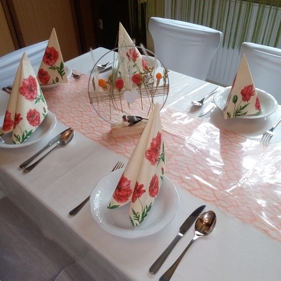 Bild enthält, Cutlery, Hat, Furniture, Table, Tabletop, Spoon, Dining Table, Chair, Fork, Tablecloth