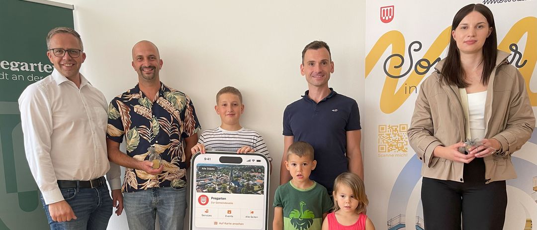 Bild enthält, Groupshot, Person, Jeans, Pants, Adult, Male, Man, Child, Female, Girl