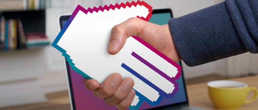 Eine Hand hält ein Papier mit einem Händeschüttelsymbol vor einem Laptop-Bildschirm. Ein Text-Overlay lautet 'Jetzt in deiner Nähe: kostenloser 'Digital Uberall'-Workshop!'. Ein gelber Becher steht auf einem Holztisch.