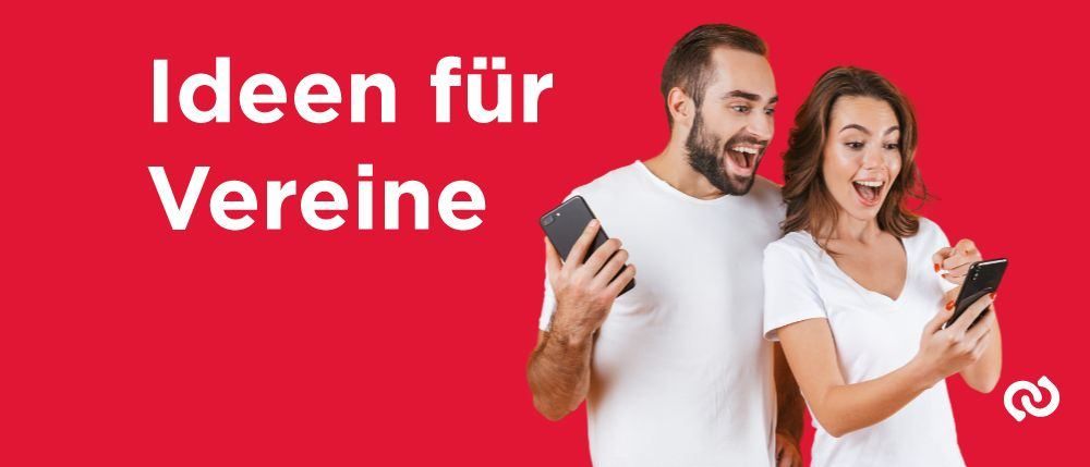 Ein Paar lacht und hält Smartphones, ein Mann in einem weißen T-Shirt, eine Frau in einem weißen V-Ausschnitt-T-Shirt, steht vor einem roten Hintergrund mit dem Text 'Ideen für Vereine.'
