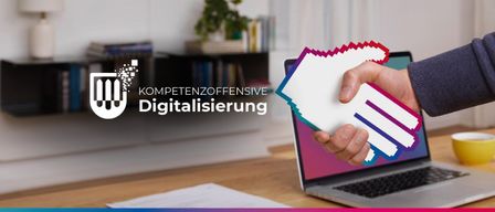 Ein Bild mit einer Person, die ein Stück Papier mit dem Text 'Kompetenzoffensive Digitalisierung' vor einem Laptop hält.