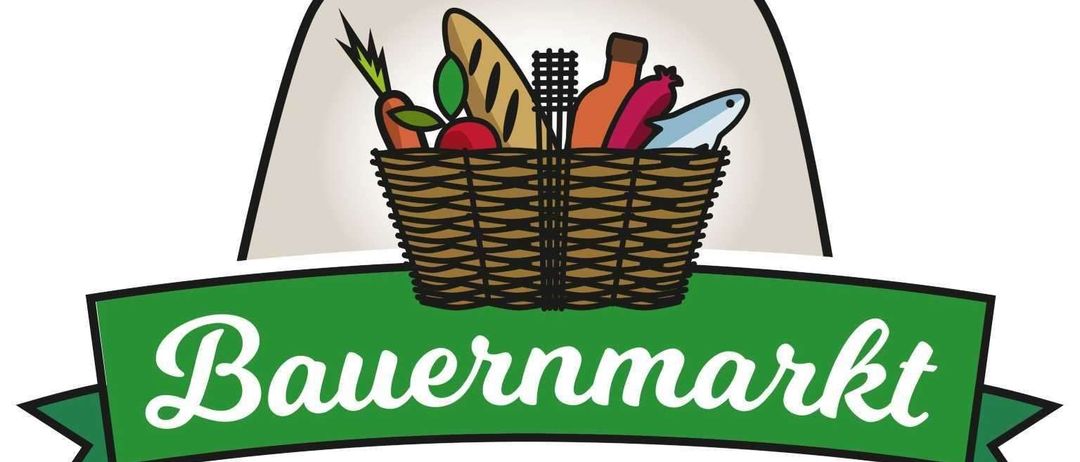 Ein Korb voller verschiedener Lebensmittel wie Gemüse, Fisch, Brot und eine Flasche, mit den Worten Bauernmarkt Bruckmühle darunter geschrieben.