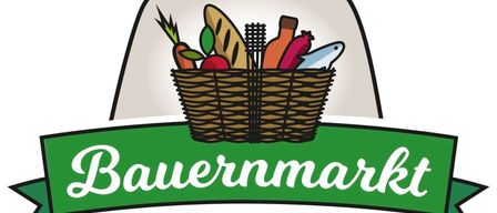 Ein Korb voller verschiedener Lebensmittel wie Gemüse, Fisch, Brot und eine Flasche, mit den Worten Bauernmarkt Bruckmühle darunter geschrieben.