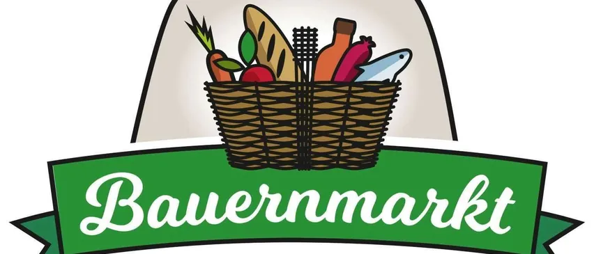 Ein Korb voller verschiedener Lebensmittel wie Gemüse, Fisch, Brot und eine Flasche, mit den Worten Bauernmarkt Bruckmühle darunter geschrieben.