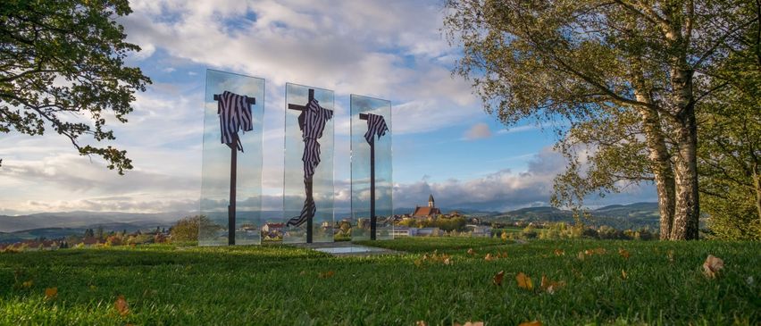 Bild enthält, Grass, Cross, Outdoors, Park, Vegetation, Lawn, Sky, Tree, Landscape, Grassland
