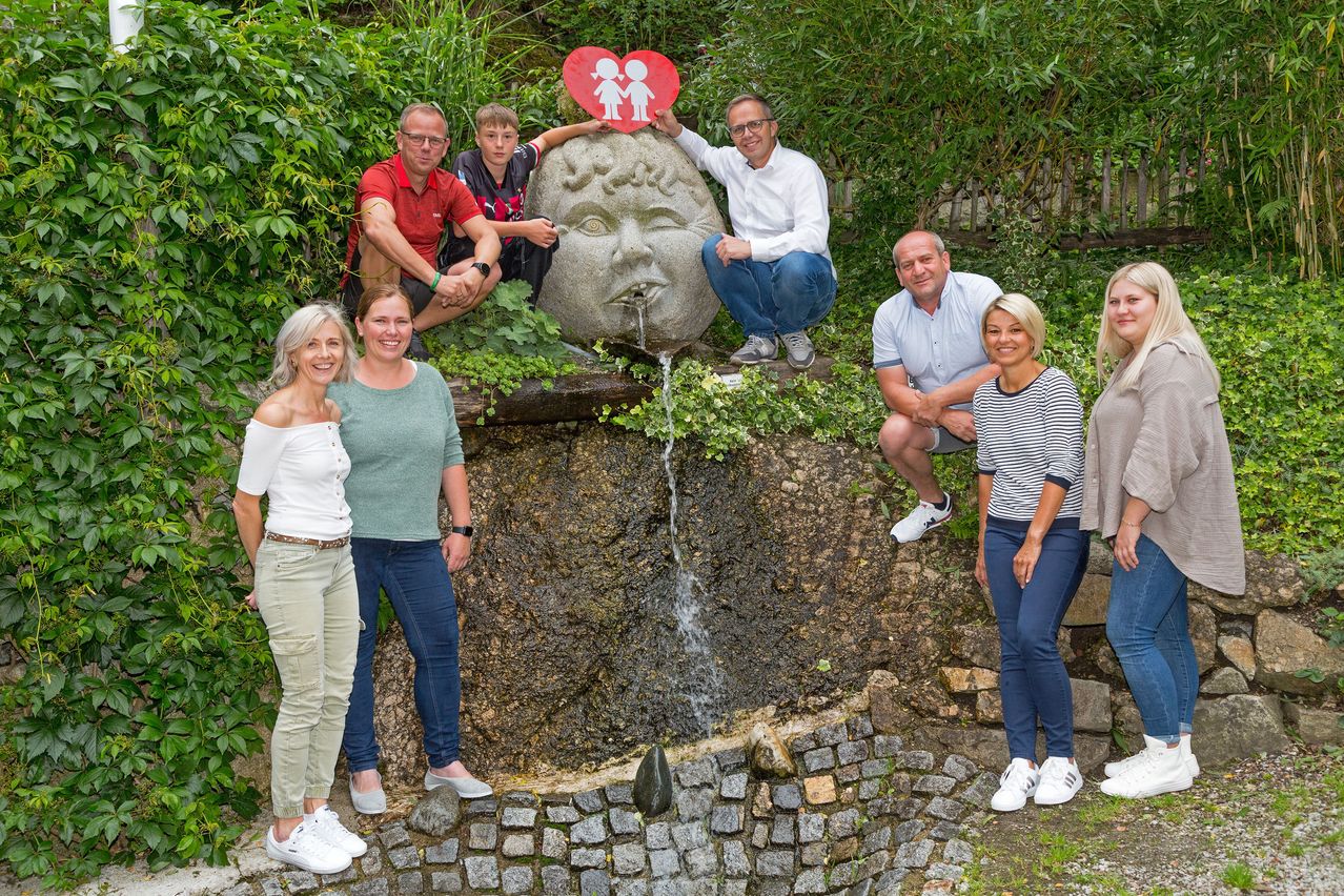 Bild enthält, Pants, Jeans, Person, Portrait, Female, Girl, Teen, Adult, Male, Man