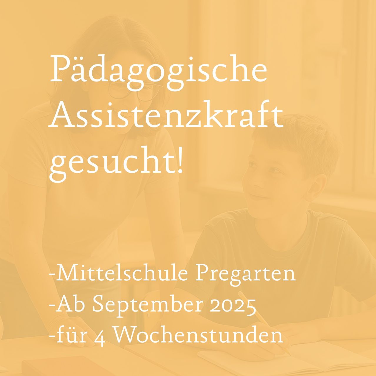 Eine Frau mit Brille hilft einem Jungen im Klassenzimmer. Es steht 'Pädagogische Assistenzkraft gesucht!' und 'Mittelschule Pregarten'. Der Junge schaut auf ein Buch auf einem Schreibtisch.