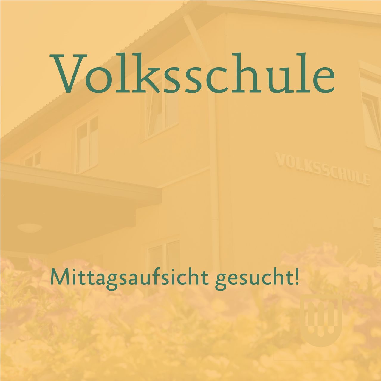 Das Volksschule-Gebäude hat mehrere Fenster und ein Dach. Es hat die Wörter 'Volksschule' und 'Mittagsaufsicht gesuch' darauf geschrieben. Das Gebäude hat einen gelblichen Filter.