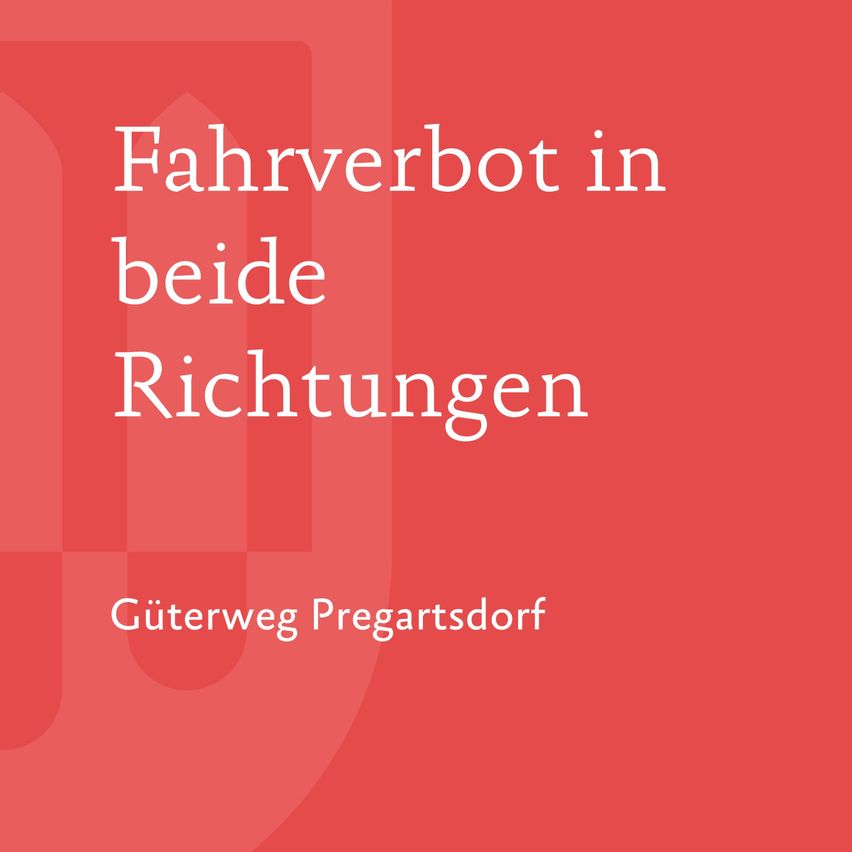 Ein rotes Schild mit weißem Text sagt 'Fahrverbot in beide Richtungen'. Darunter steht der Name 'Güterweg Pregartsdorf'. Der Hintergrund ist hellrot.