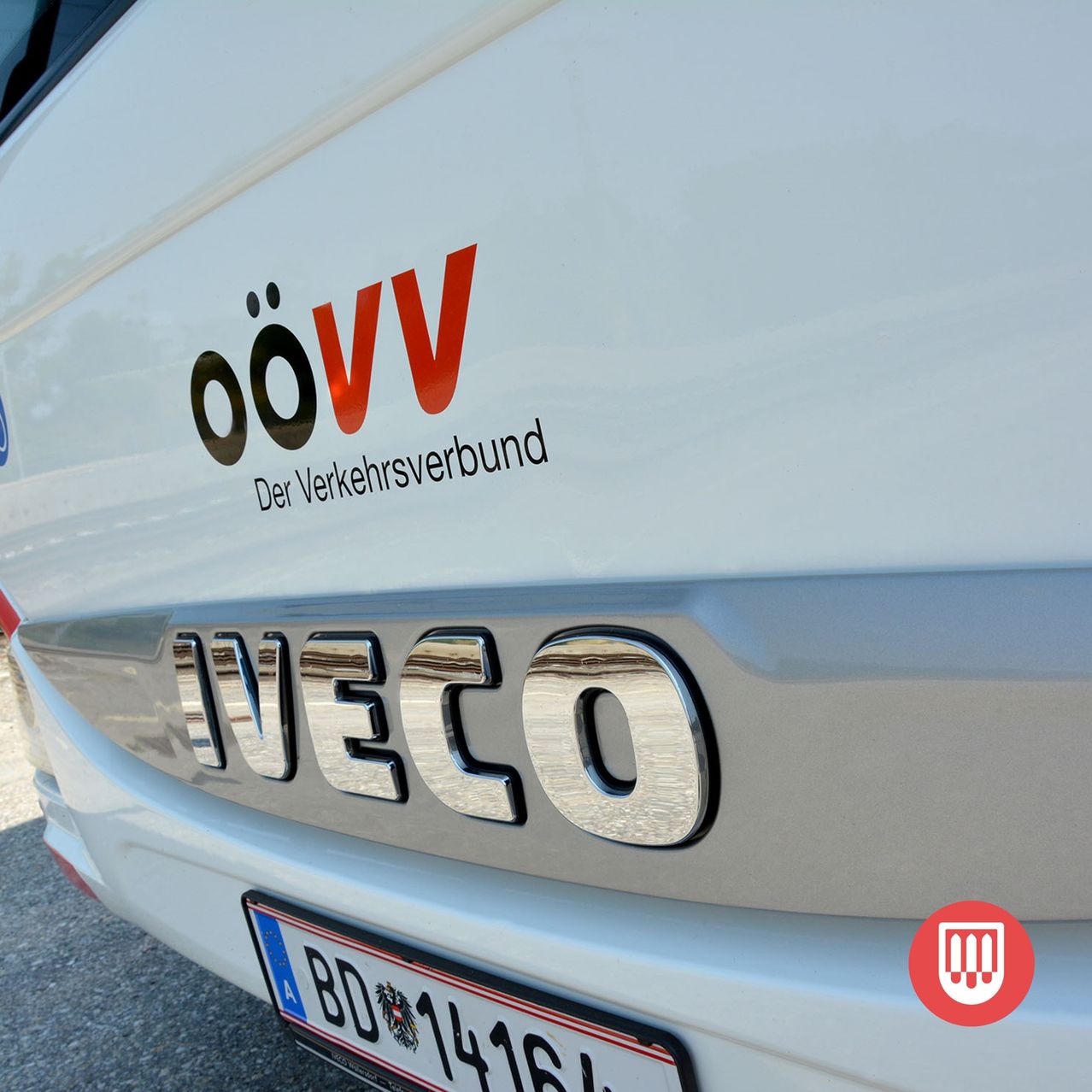 Die Rückseite eines Fahrzeugs zeigt das ÖVV-Logo und das Iveco-Logo sowie ein Nummernschild mit der Aufschrift BD 14161.