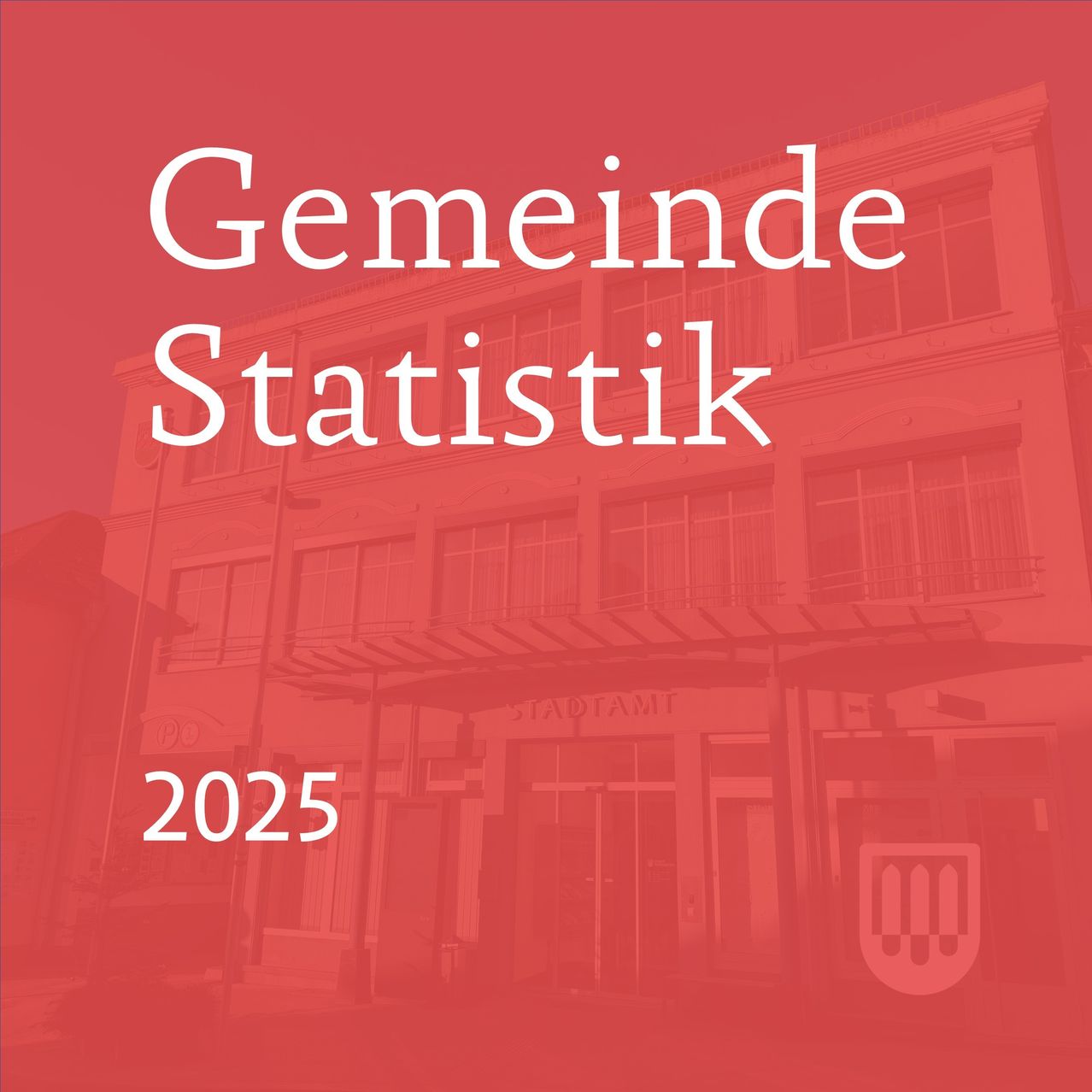 Ein rot thematisches Bild mit den Worten 'Gemeinde Statistik 2025' in weiß geschrieben. Der Hintergrund zeigt ein verschwommenes Bild eines Gebäudes mit Glasfenstern und einem Logo unten rechts.