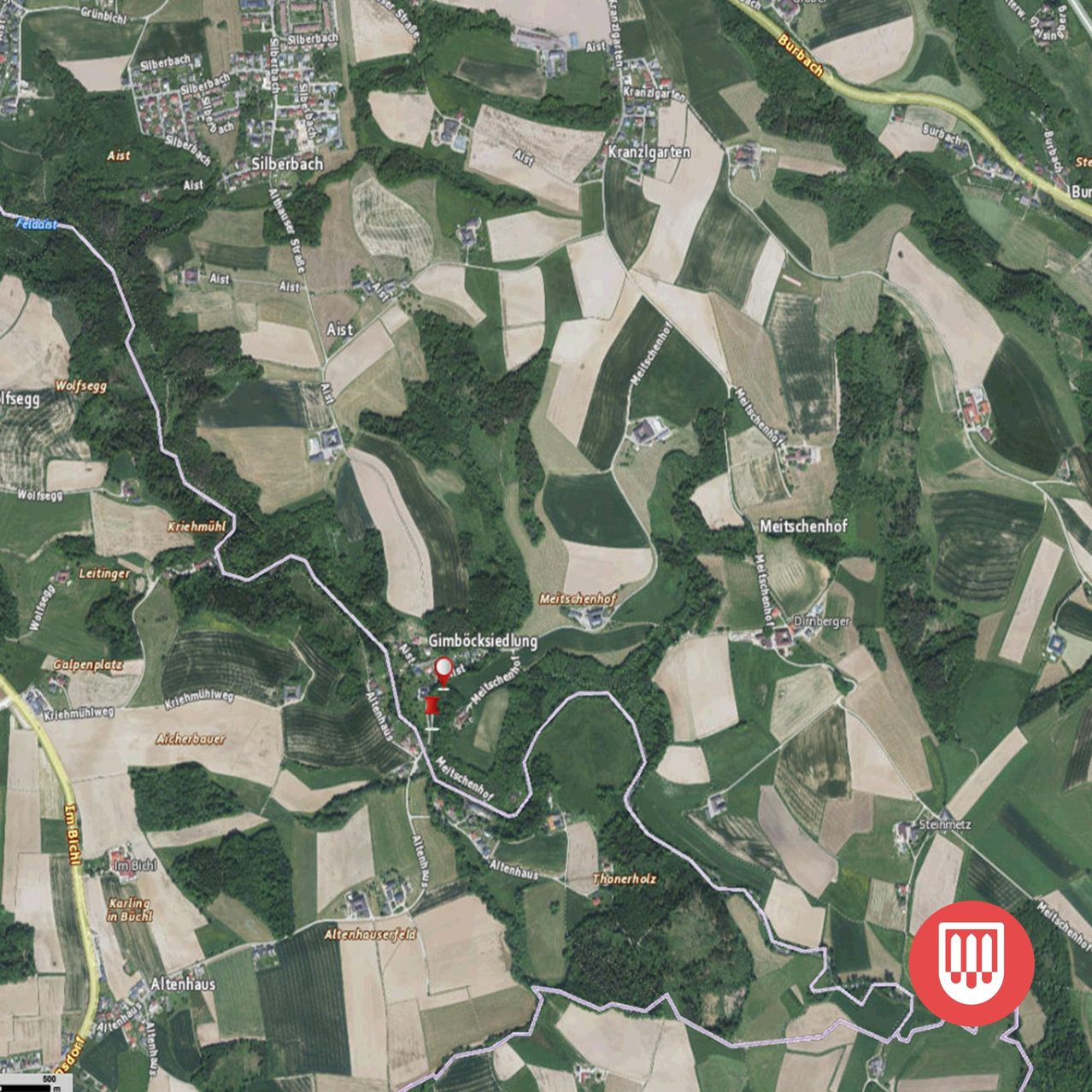 Luftbild von Gimbocksedlung, einem ländlichen Gebiet mit Feldern, Bäumen und Gebäuden, mit einem roten Marker, der einen bestimmten Ort kennzeichnet.