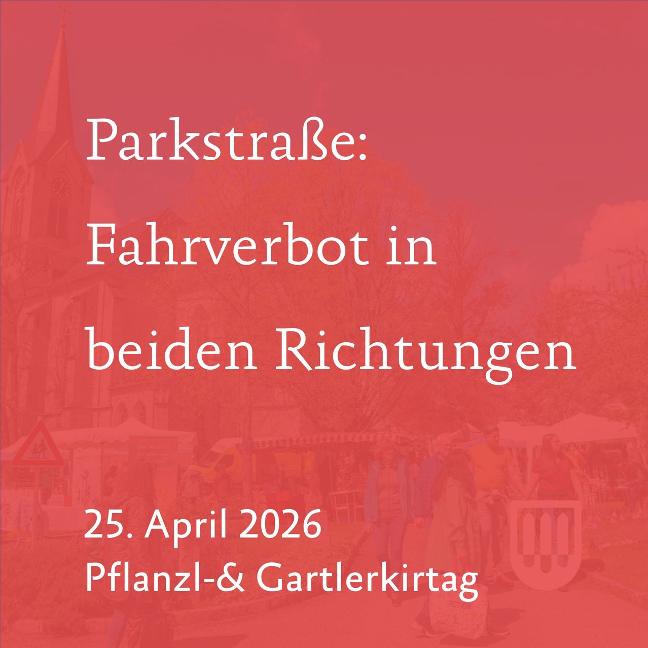 Ein rotes Plakat mit weißem Text. Es steht: Parkstraße, Fahrverbot in beiden Richtungen. Datum: 25. April 2026. Es gibt ein Logo und Menschen, die im Hintergrund spazieren.