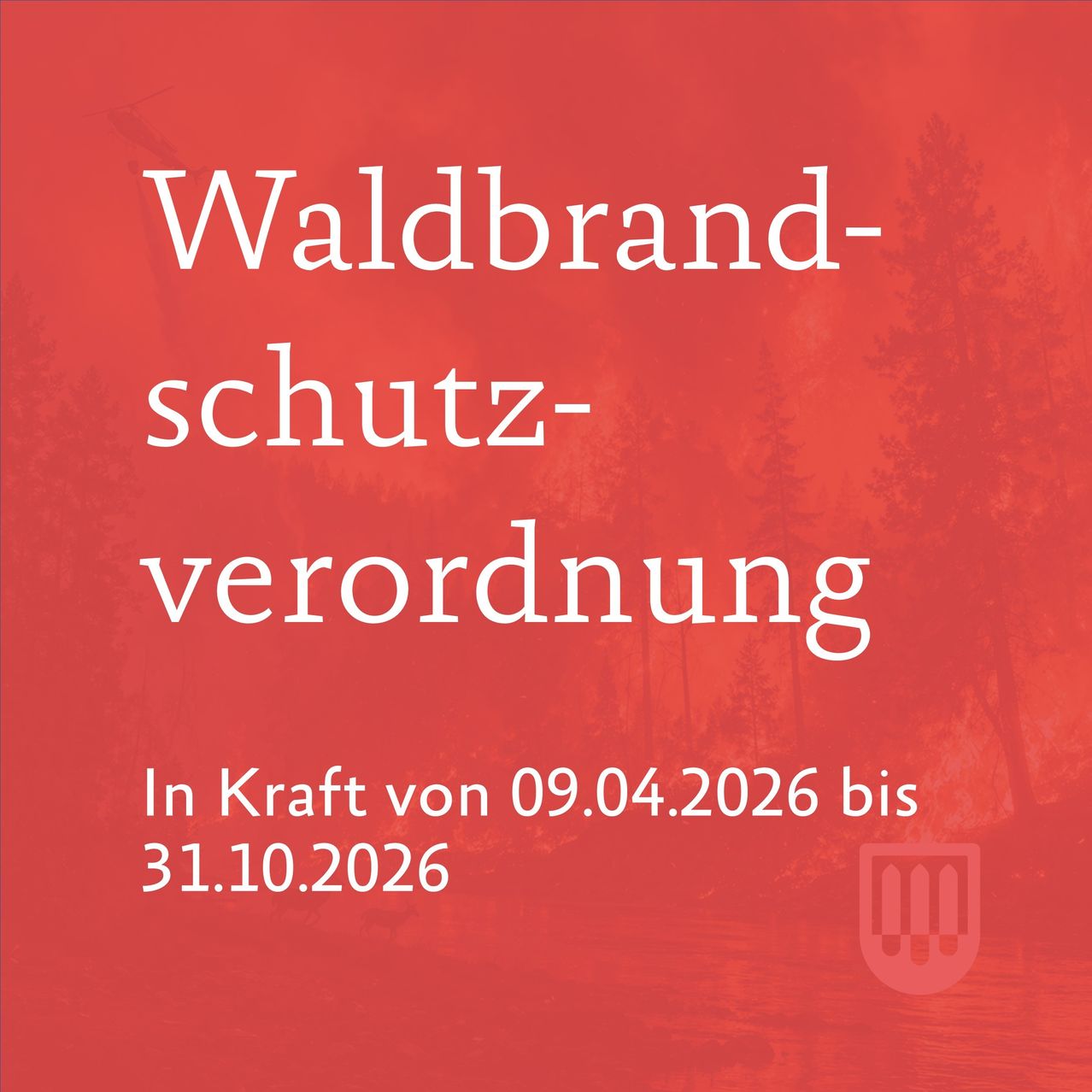 Ein rotes Poster zeigt einen Waldhintergrund mit 'Waldbrand-schutz-verordnung' in Weiß. Es ist vom 09.04.2026 bis 31.10.2026 gültig. Ein Wappen ist unten rechts.