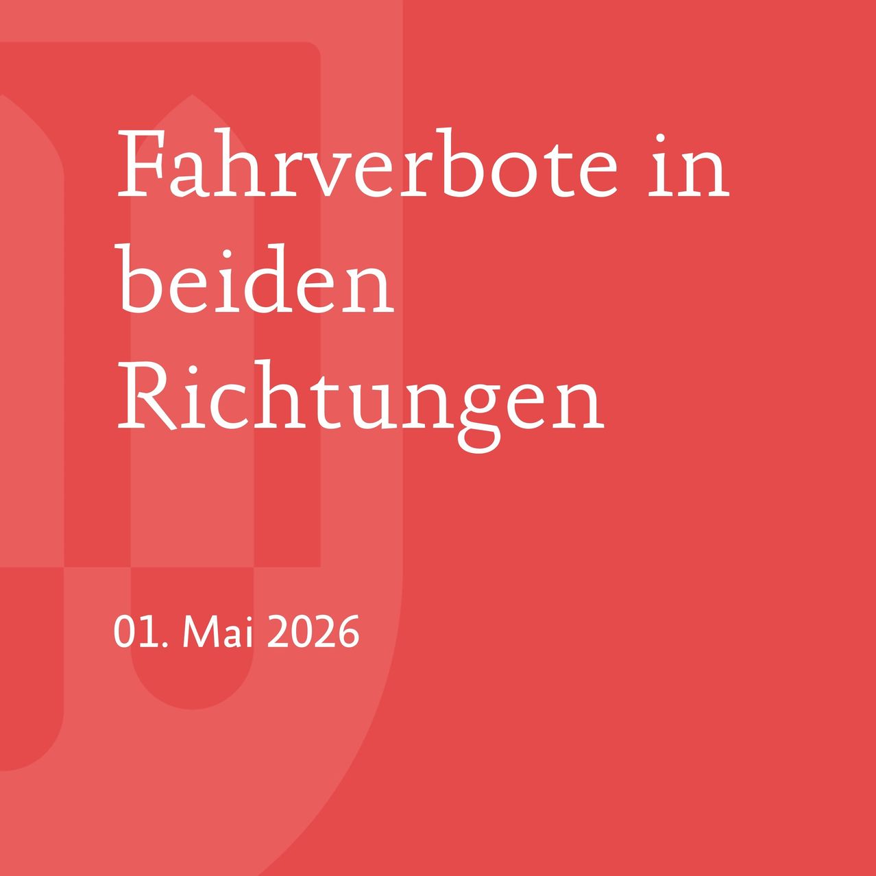 Ein rotes Schild mit weißem Text lautet 'Fahrverbote in beiden Richtungen' und '01. Mai 2026'. Der Text ist fett und zentriert.