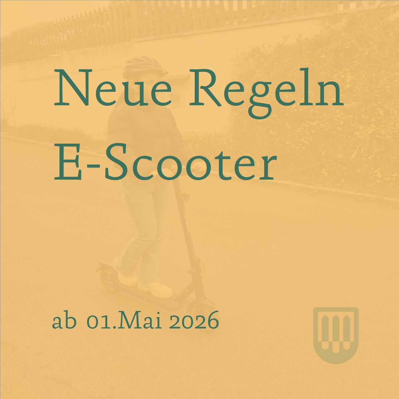 Ein Bild mit einer Person, die einen E-Scooter fährt. Der Hintergrund ist verschwommen mit Bäumen. Der Text lautet 'Neue Regeln E-Scooter ab 01.Mai 2026'. Unten rechts befindet sich ein Logo.