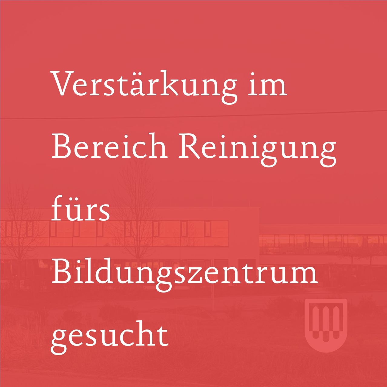 Ein roter Plakat sucht Verstärkung im Reinigungsbereich für ein Bildungszentrum. Ein verschwommenes Bild eines Gebäudes und Bäume im Hintergrund.