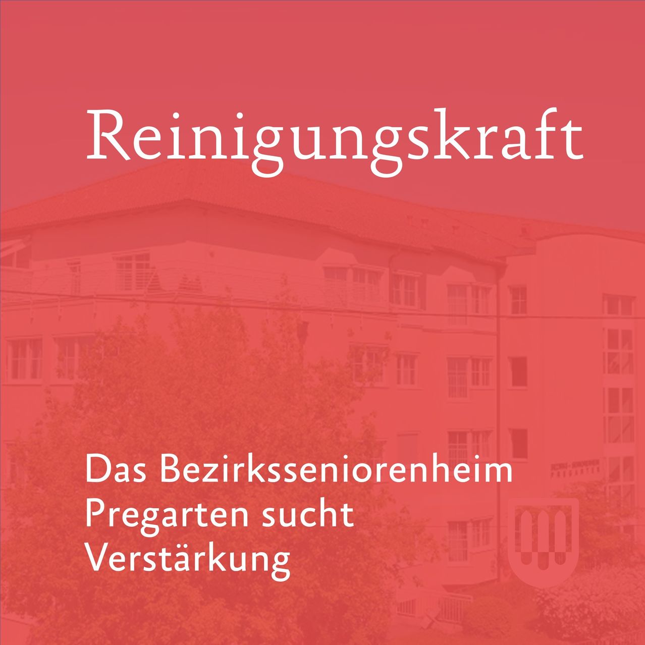 Ein roter Hintergrund mit weißem Text sagt 'Reinigungskraft'. Darunter steht in weißem Text 'Das Bezirksseniorenheim Pregarten sucht Verstärkung'. Im Hintergrund ist ein verschwommenes Bild eines Gebäudes zu sehen.