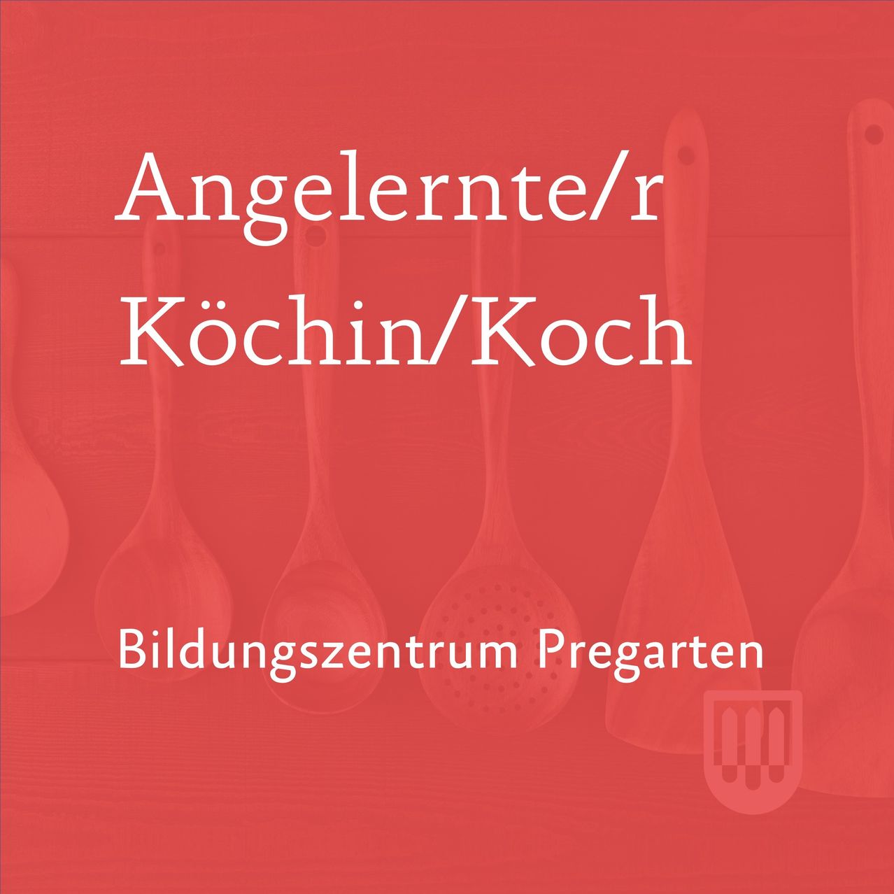 Ein roter Hintergrund zeigt die Worte 'Angelernte/r Kochin/Koch' mit mehreren Holzlöffeln im Vordergrund. Unter dem Text steht 'Bildungszentrum Pregarten'. Die Löffel sind in einer Reihe angeordnet.